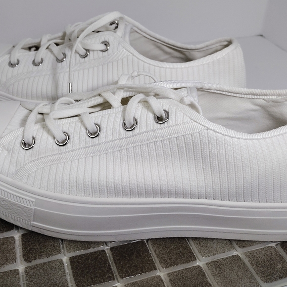 Steve Madden "Vex" Platform White Ribbed Sneakers - Size 9.5. Pre-owned - Picture 2 of 12